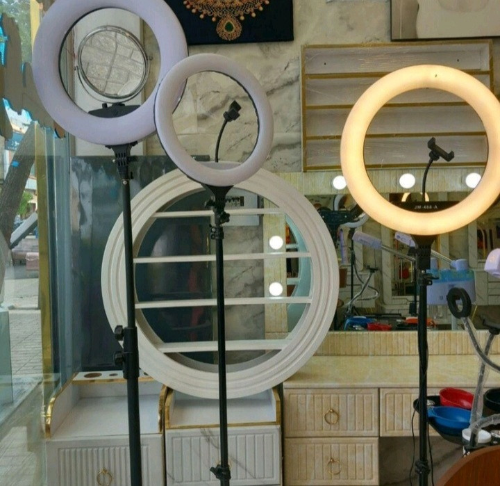 رینگ لایت سایز ۸۰وات دارای سه تا هولدر موبایل وچهاررنگ سفید آبی زردصورتی