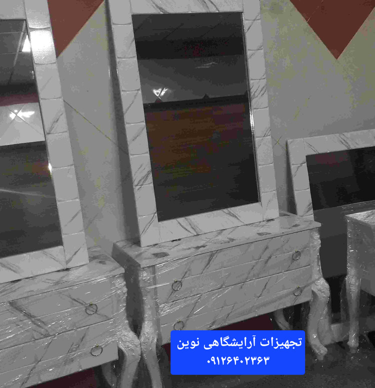 دکور آرایشگاهی پایه سلطنتی طلایی دررنگ بندی سفید مشکی کرم