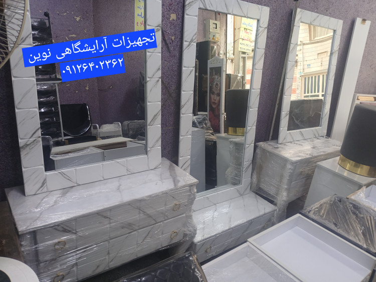 دکور آرایشگاهی پایه سلطنتی طلایی دررنگ بندی سفید مشکی کرم