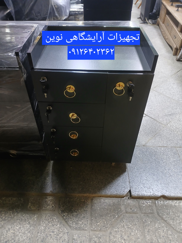 ترولی آرایشگاهی ۴کشو یه در قفلدار دررنگ بندی سفید ومشکی.