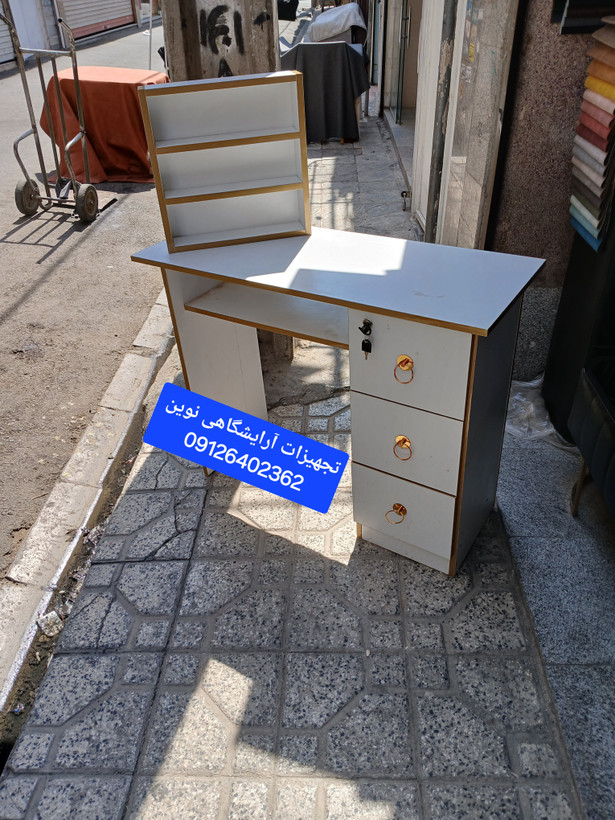 میز ناخن پایه سفید چوبی یک متری همراه با استند لاک هزینه ارسال درب منزل توسط مشتری پرداخت میشود