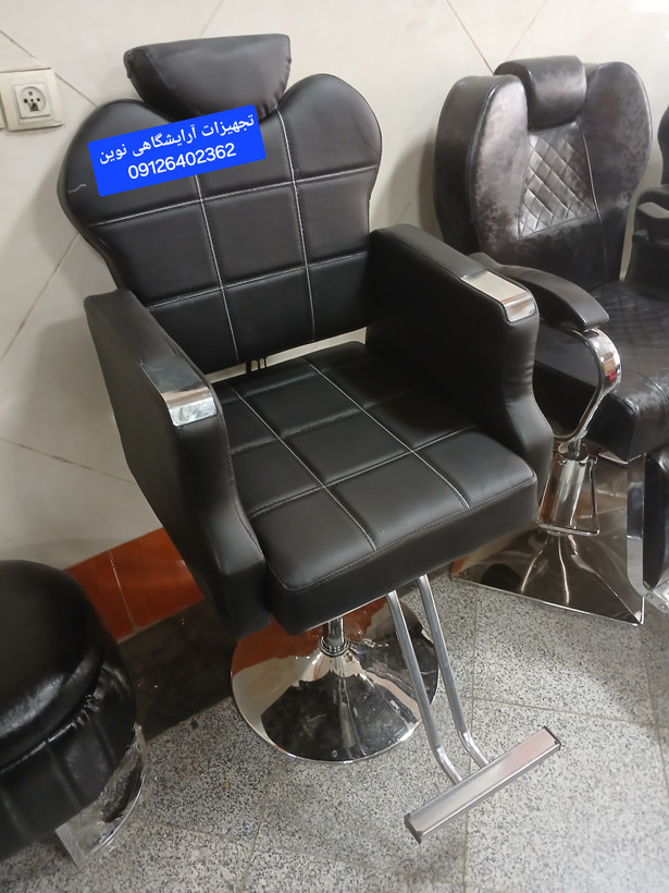 صندلی آرایشگاه مردانه مدل گلایل جک دستی پشتی متحرک دارای جاپایی میباشد هزینه ارسال درب منزل توسط مشتری پرداخت میشود سینی گرد با جک بلند ۲۱