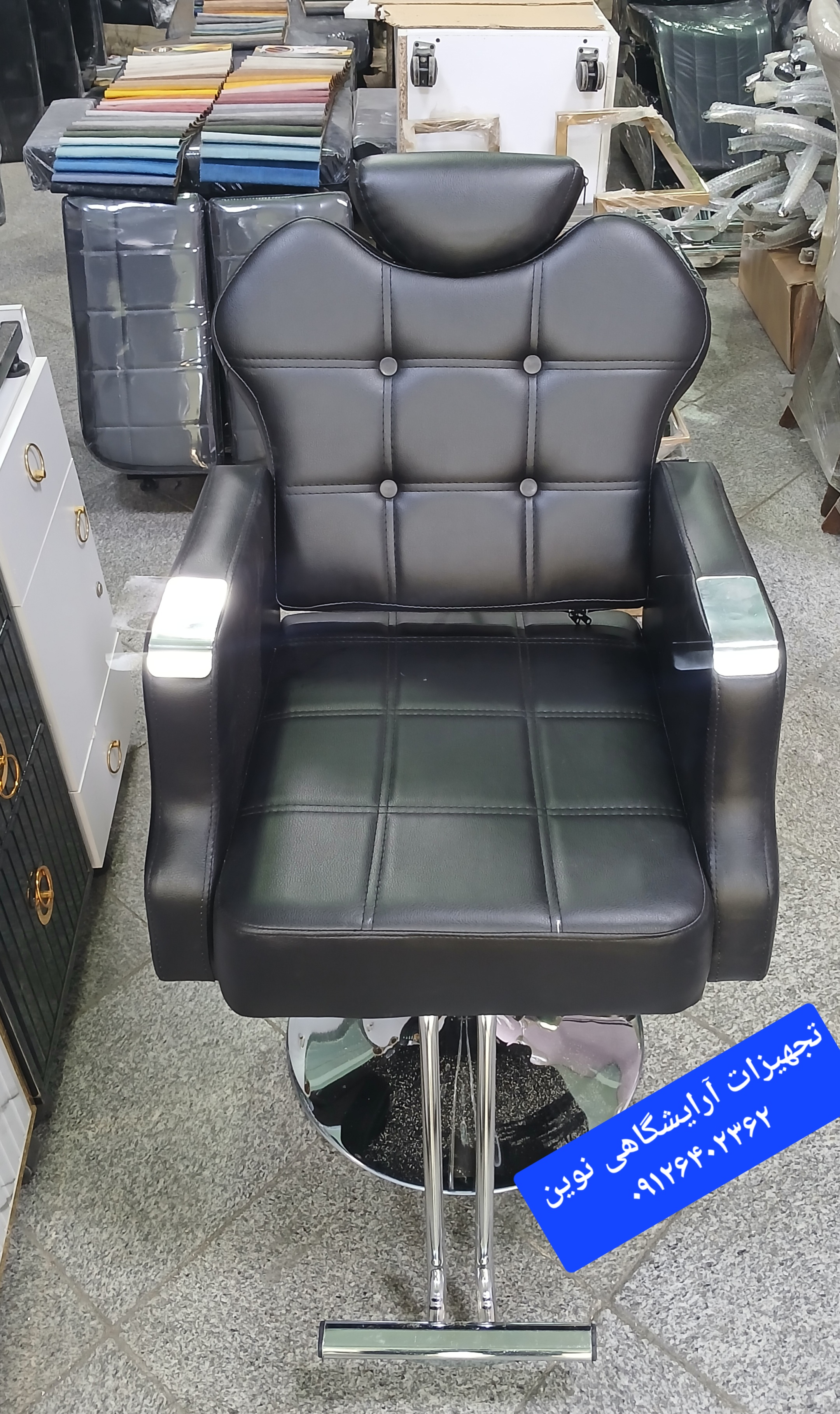 صندلی آرایشگاه  مدل گلایل جک دستی چرم آلگرو  پشتی متحرک دارای جاپایی میباشد هزینه ارسال درب منزل توسط مشتری پرداخت میشود  سینی گرد با جک بلند ۲۱