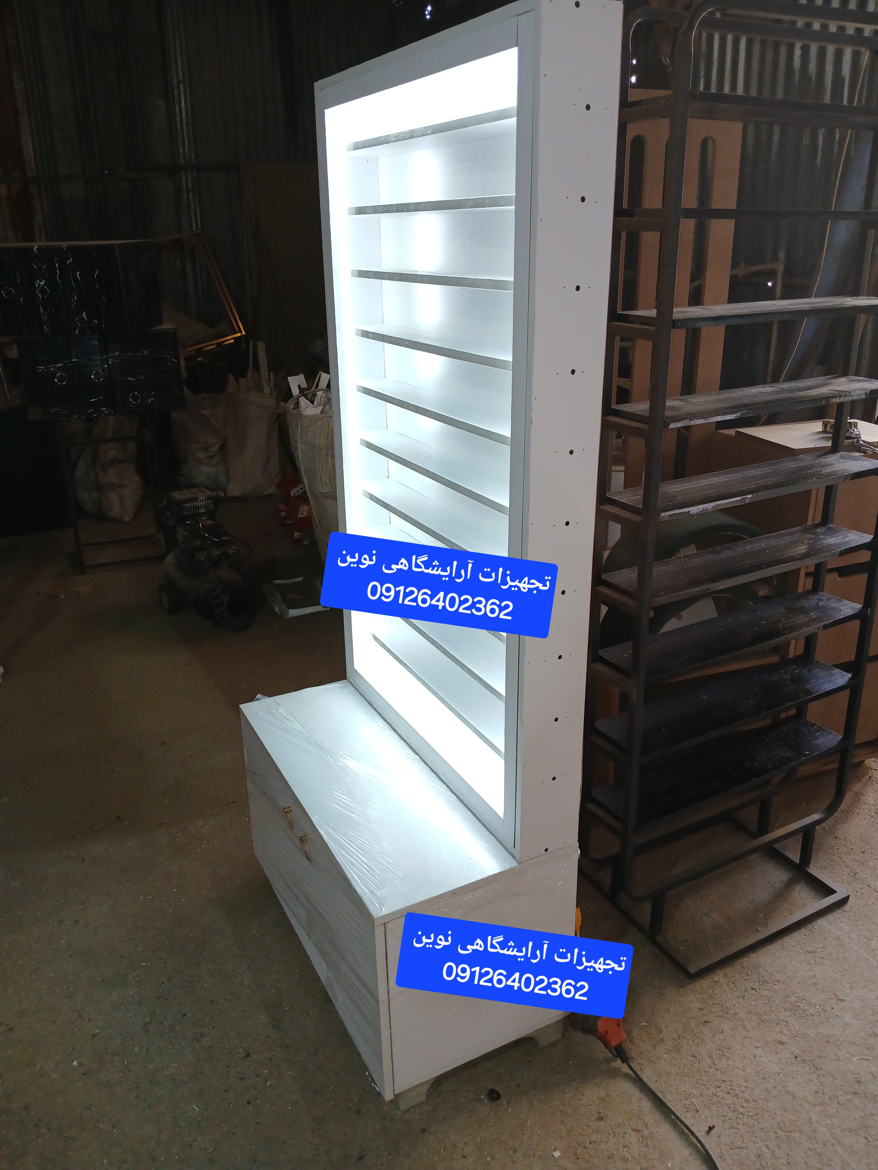 دکور استند چوبی آرایشگاهی
