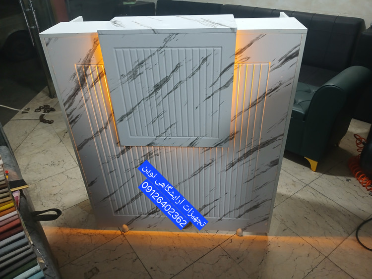 میز کانتر منشی فلاپ خور دررنگ بندی سفید ومشکی ۴۰در یک مترارتفاع یک متر ودارای دوکشو میباشد