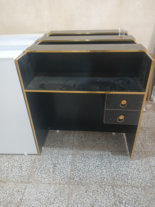 میز کانتر منشی فلاپ خور دررنگ بندی سفید ومشکی ۴۰در یک مترارتفاع یک متر ودارای دوکشو میباشد