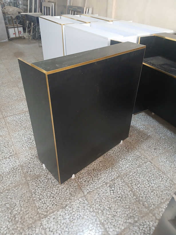میز کانتر منشی فلاپ خور دررنگ بندی سفید ومشکی ۴۰در یک مترارتفاع یک متر ودارای دوکشو میباشد